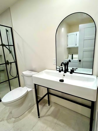 Salle de bain rénové en 2025 à salaberry-de-valleyfield avec couleure moderne.