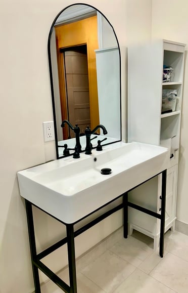 Vanité de salle de bain après des rénovations moderne.